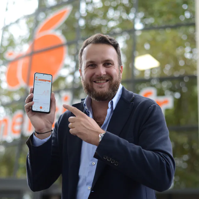Photo de Maximilien, qui montre l'application Clementine sur son téléphone